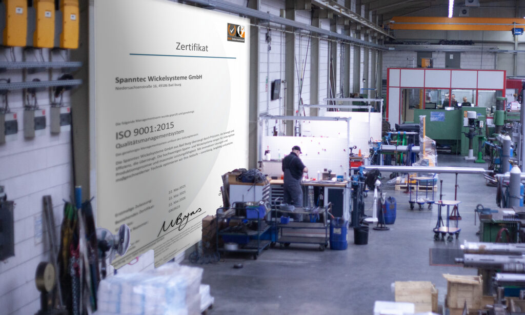 Montage des Zertifikats in der Produktionshalle von Spanntec